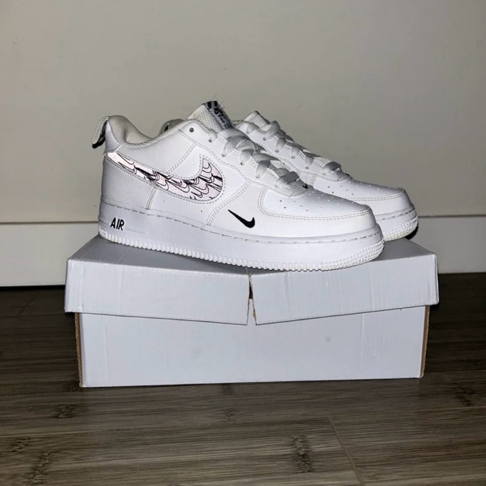 NIKE AIR FORCE 1 LV8 GS size 7 youth